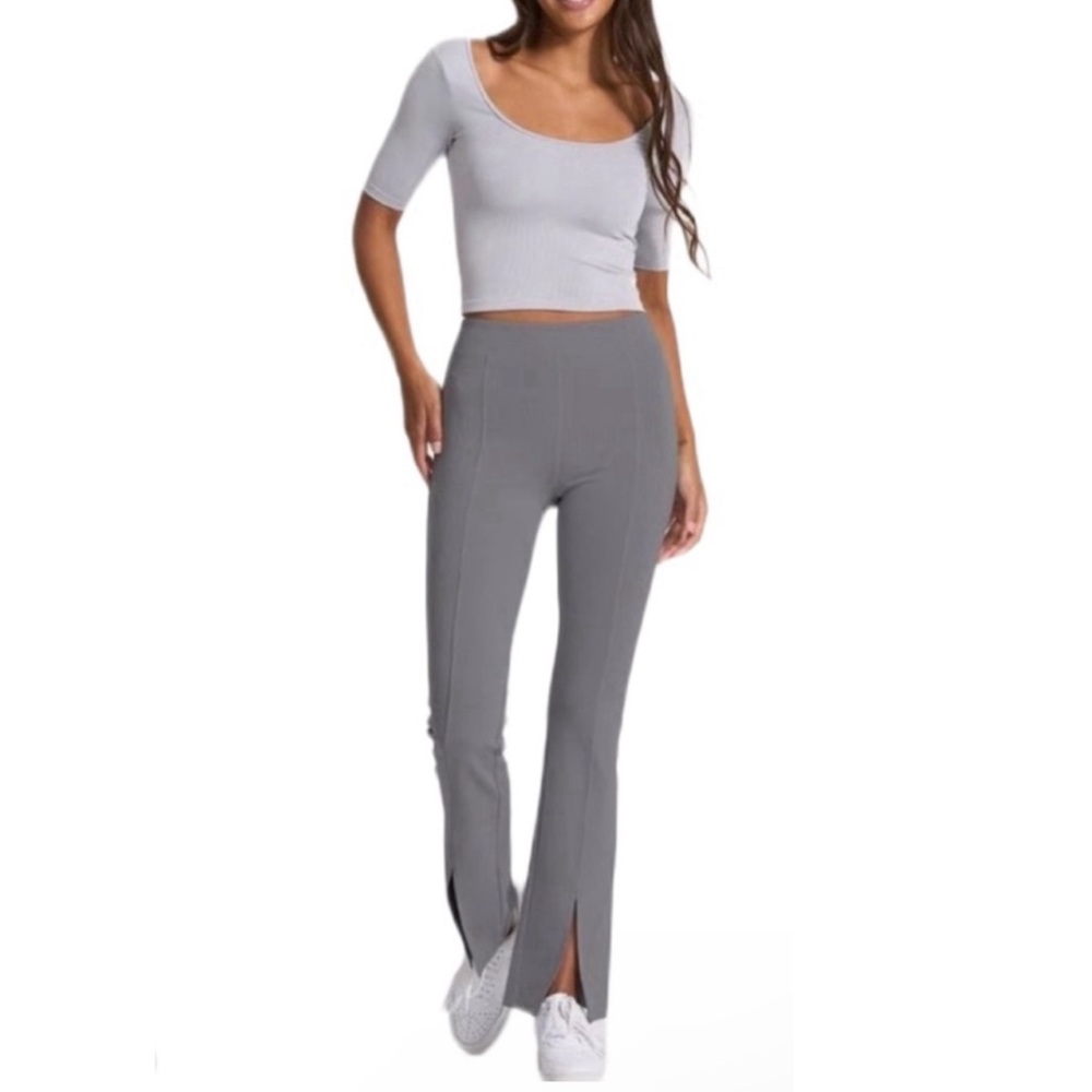 Vuori Flared leggings Size Small 31” Inseam ⭐️